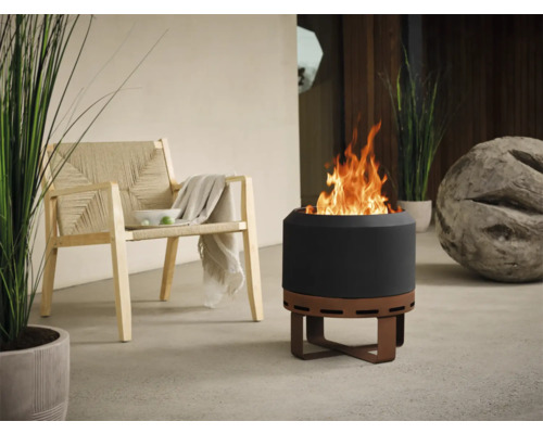 Terrassenszene mit Feuerstelle, Stuhl und Dekoration für eine gemütliche Atmosphäre im Freien