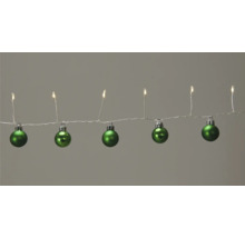 Lichterkette mit grünen Weihnachtskugeln