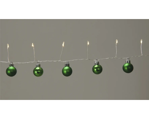 Lichterkette mit grünen Weihnachtskugeln