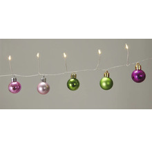 Lichterkette mit Christbaumkugeln