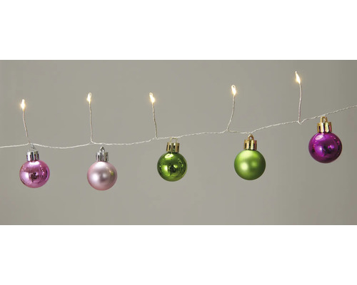 Lichterkette mit Christbaumkugeln