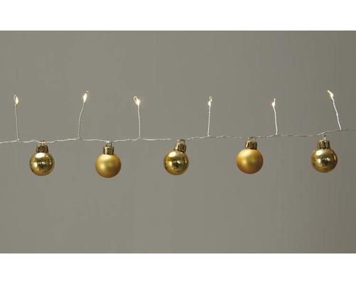 Lichterkette mit goldenen Weihnachtskugeln