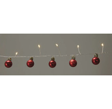 Lichterkette mit roten Weihnachtskugeln