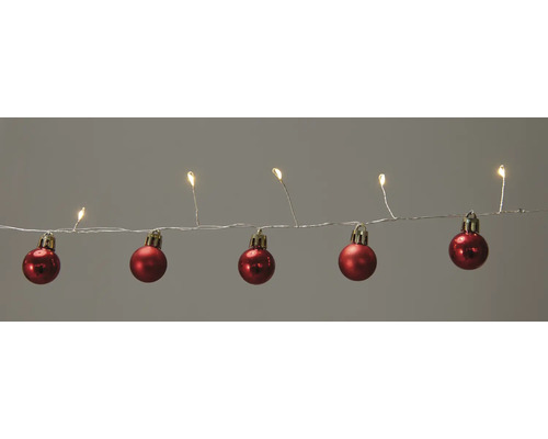Lichterkette mit roten Weihnachtskugeln