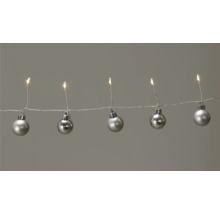 Lichterkette mit Christbaumkugeln