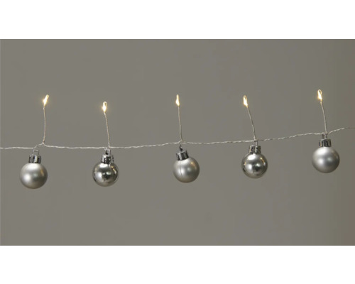 Lichterkette mit Christbaumkugeln