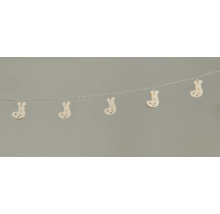 Lichterkette mit Socken aus Holz