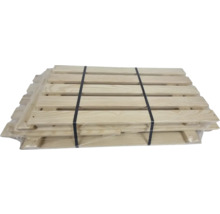 Pile de palettes en bois avec bande de cerclage