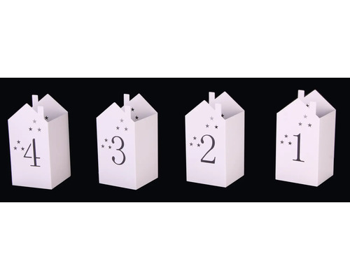 Lot de 4 lanternes de l’Avent h 18 cm blanc Quatre sacs cadeaux numérotés en forme de maison avec motif étoilé.
