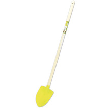 Gelber Spaten mit Holzstiel für Gartenarbeiten