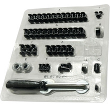 Sortiment mit Schrauben und Werkzeug in einer transparenten Kunststoffverpackung