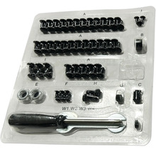 Sortiment von Schrauben, Muttern und Werkzeugen in einer transparenten Kunststoffverpackung