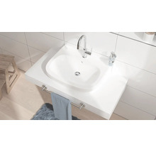 Salle de bains moderne avec lavabo, robinet et porte-serviettes