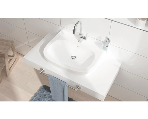 Salle de bains moderne avec lavabo, robinet et porte-serviettes