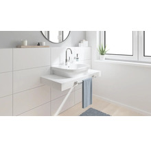 Salle de bains moderne avec lavabo, porte-serviettes et miroir