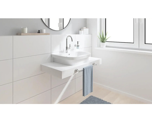 Salle de bains moderne avec lavabo, porte-serviettes et miroir