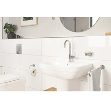Salle de bain avec lavabo, robinet, miroir et toilettes