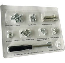 Kit d''outils avec vis, écrous, rondelles, essieu de roue, tournevis et clé dans un emballage en plastique.