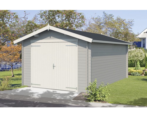 Garage en bois avec double porte sur une pelouse