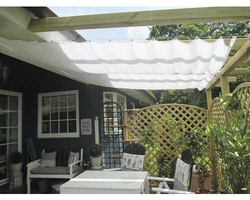 Terrasse mit Sonnensegel, Gartenmöbeln und Holzzaun