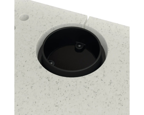 Gros plan d''un tuyau d''évacuation noir dans un plan de travail clair