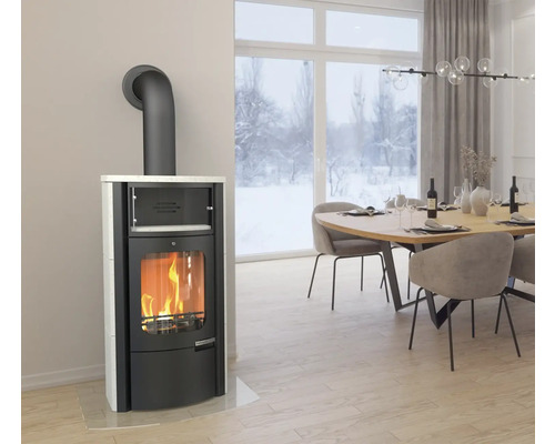 Poêle à bois dans une salle à manger moderne avec table et chaises