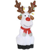 Dekorative Rentierfigur mit Geweih, Lichterkette und rotem Schal als Weihnachtsdekoration.