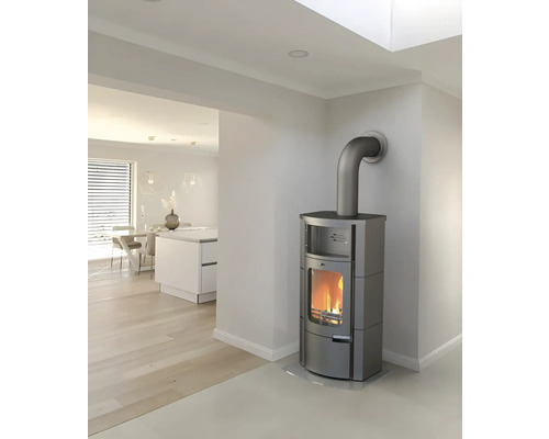Poêle à bois gris avec conduit dans une pièce à vivre claire.
