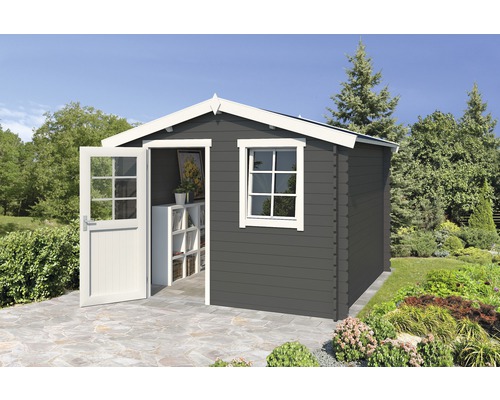 Graues Gartenhaus mit Fenster und offener Tür im Garten