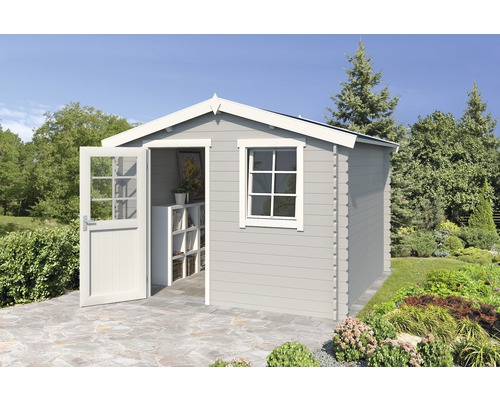 Abri de jardin avec porte ouverte et fenêtre dans un jardin soigné