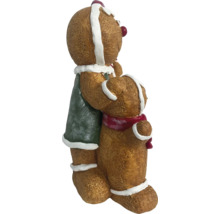 Figurines décoratives en pain d’épices s’étreignant