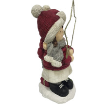 Dekorative Winterfigur eines Mädchens mit Mütze, Schal und Jacke als Weihnachtsdekoration