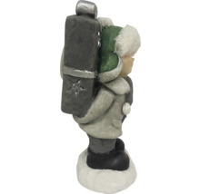 Dekofigur Junge mit Geschenk für die Weihnachtsdekoration