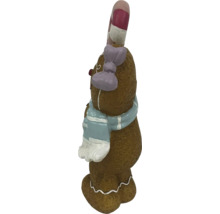 Figurine bonhomme en pain d''épices avec bâton de sucre d''orge et écharpe