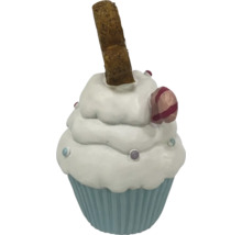 Cupcake décoratif avec glaçage et gaufrette en décoration