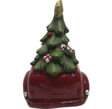 Dekorative Weihnachtsbaumfigur auf rotem Auto