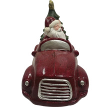 Dekorative Weihnachtsmannfigur im Auto mit Weihnachtsbaum