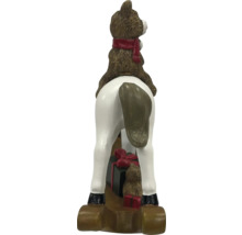 Figurine de Noël décorative: Ours en peluche sur cheval à bascule avec cadeau