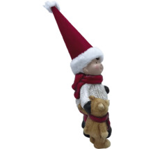 Figurine décorative d''un garçon avec un ours en peluche et un bonnet de Noël