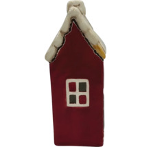 Dekorative Hausfigur mit Schnee auf dem Dach und Fenster