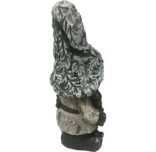 Nain de jardin en pierre avec un chapeau de feuilles