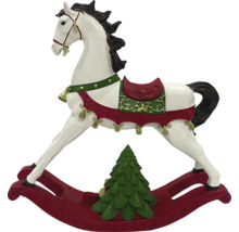 Cheval à bascule décoratif avec sapin de Noël pour une ambiance festive