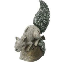 Figurine décorative écureuil sur noix pour le jardin