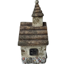 Figurine décorative de maison de jardin avec tour et détails en pierre