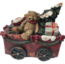 Dekorative Weihnachtsszene mit Teddybär, Baum und Geschenken auf einem Wagen
