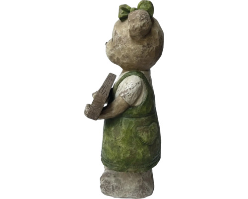 Figurine d''ours en peluche avec des outils de jardinage comme décoration de jardin