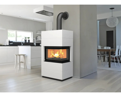 Poêle à bois dans le salon avec cuisine ouverte et salle à manger