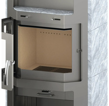 Poêle à bois avec porte ouverte sur la chambre de combustion