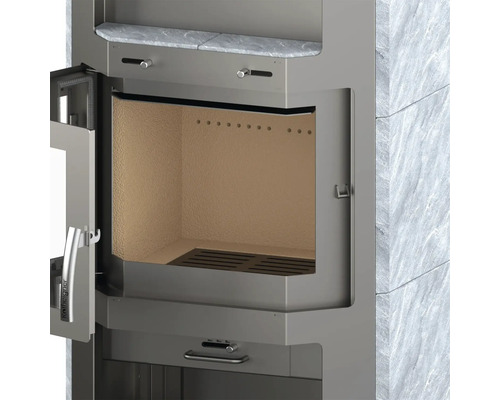 Poêle à bois avec porte ouverte sur la chambre de combustion