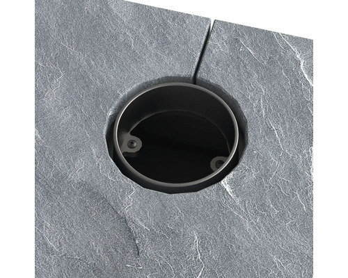 Gros plan d''un drain rond en plaques de pierre